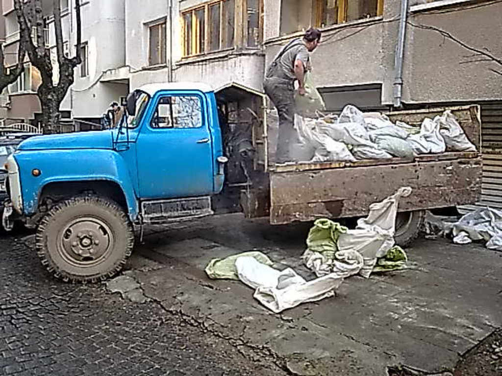 Чистене на мазета, тавани, дворове с превоз в София