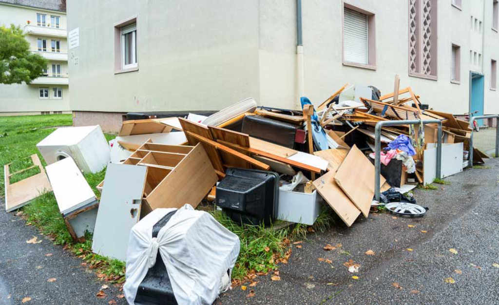 Изхвърляне на битови боклуци, стари мебели