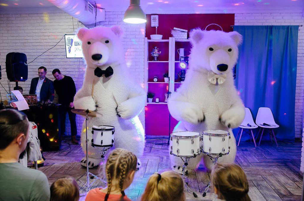 Поканете мечокът Айси у дома