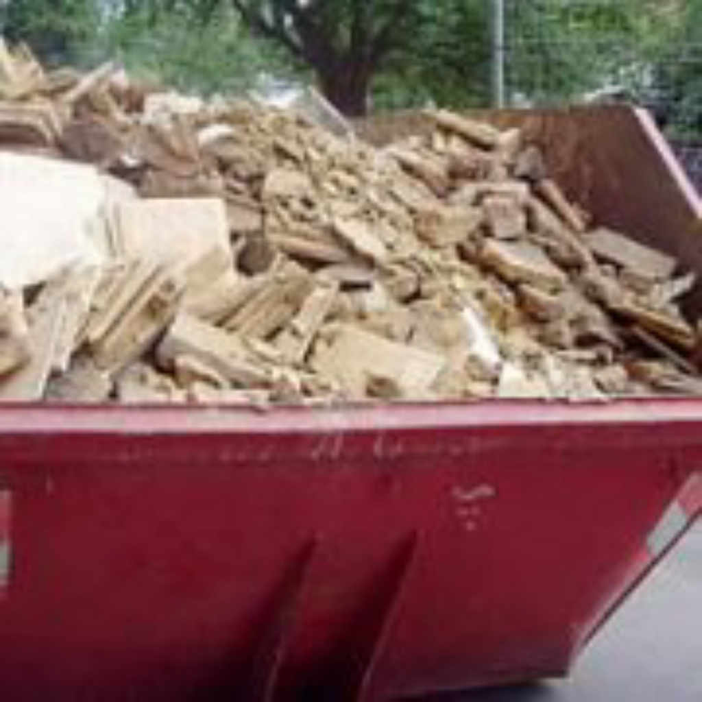 Извозване на строителни отпадъци с камиони до депо в София