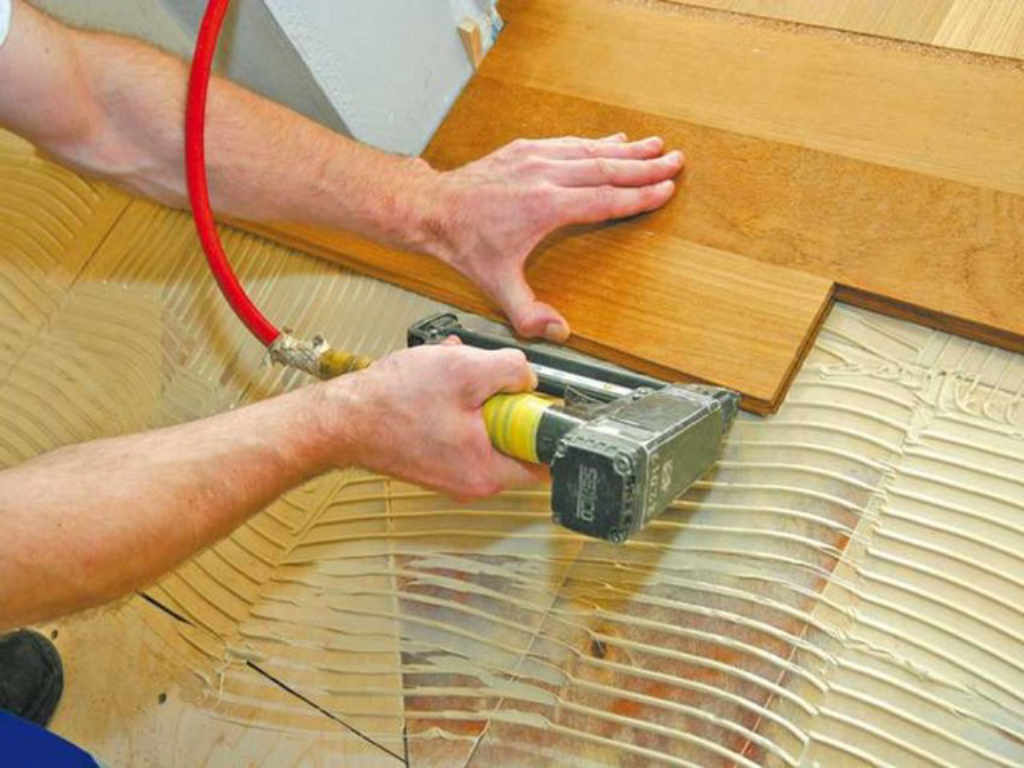 Колко струва лепенето на плочки? | Всички Услугиwww.vsichkiuslugi.bg › kolko-struva-lepeneto-na-plochki Цената за лепене на фаянсови плочки не се различава от тази за лепене на теракота. По-скъпо излиза само, ако плочките се поставят на таван