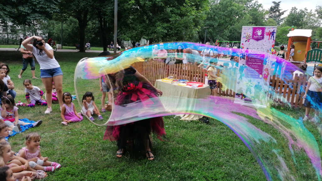 Шоу големи сапунени балони