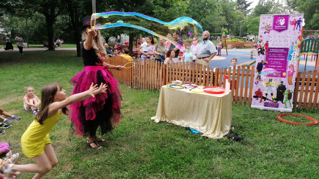 Шоу големи сапунени балони